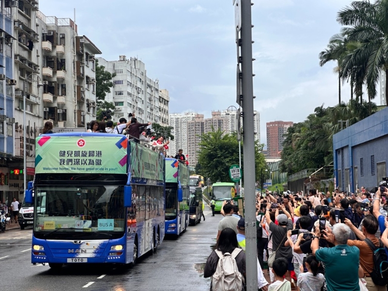 港隊運動員包括劍后江旻憓、泳將何詩蓓、乒乓球杜凱琹等今早(21日)巴士巡游與一眾巿民近距離接觸。