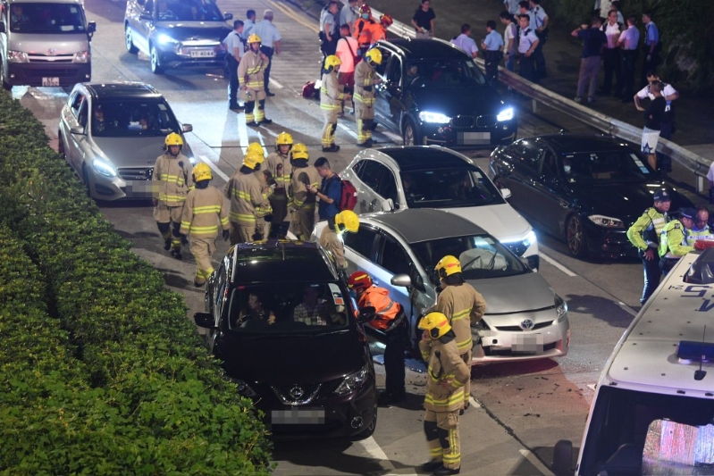 涉事銀色私家車車頭嚴重損毀