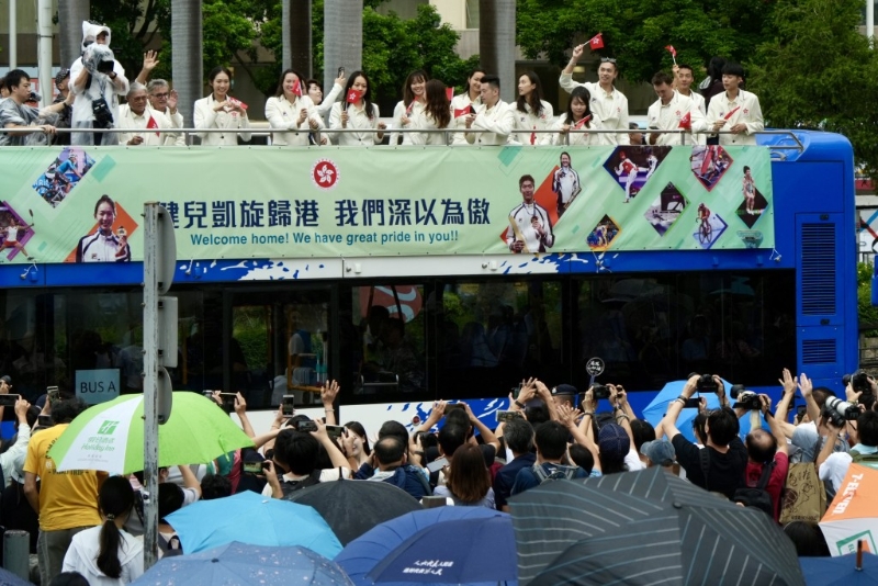 市民冒雨一睹港隊(duì)運(yùn)動(dòng)員風(fēng)采。