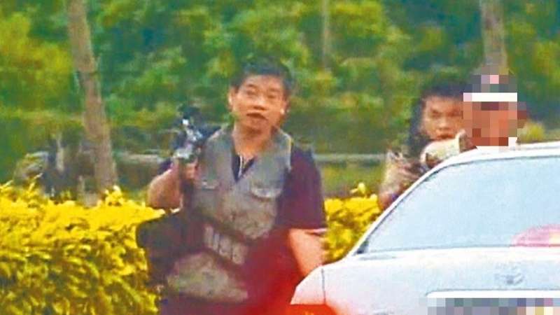 “臺灣張子強”張錫銘（左一）2004年與同伙被圍捕時挾持1名老農（右一）和警察街頭槍戰。