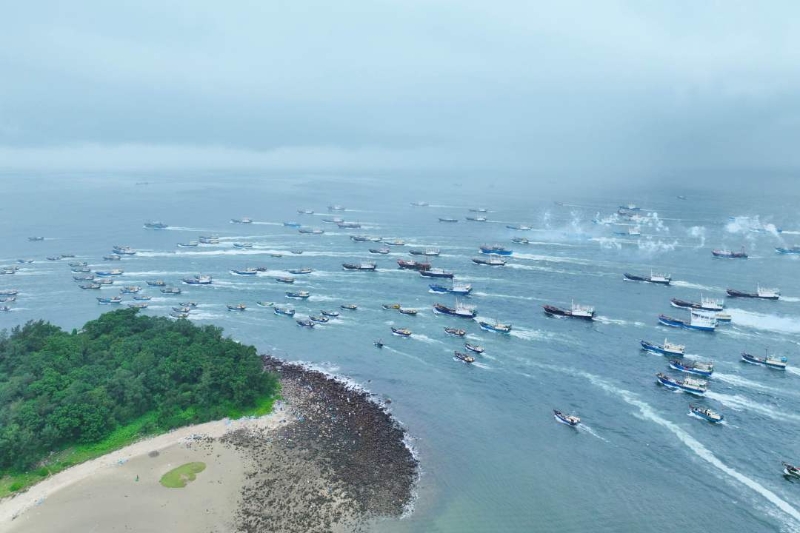 陽江開漁節現場，百舸爭流。（資料圖片）