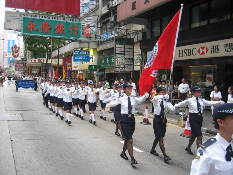 許振隆帶領(lǐng)升旗隊參與五四青年大巡游。（許振隆提供）