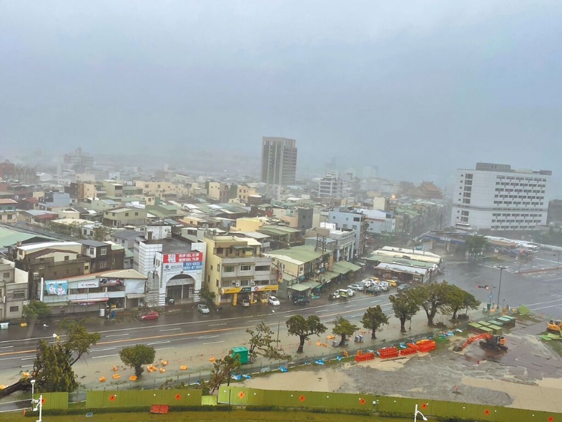 山陀兒登陸高雄，為當地帶來強風暴雨，災情頻傳。(圖／資料照)