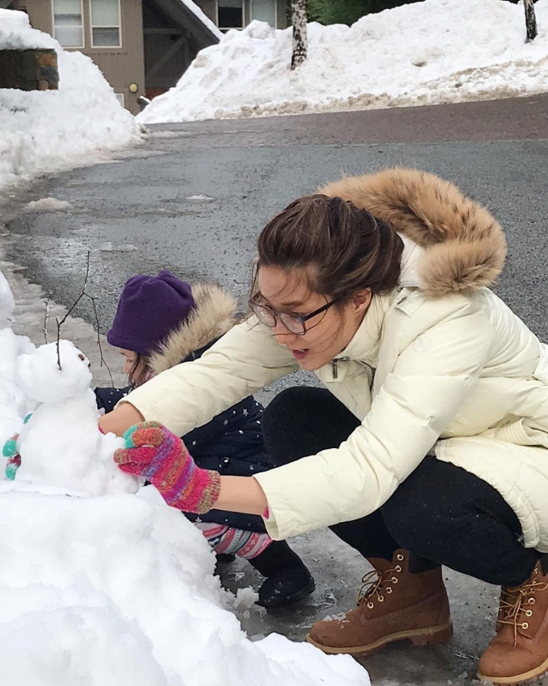 鐘嘉欣曾在家門外陪仔女堆雪人。