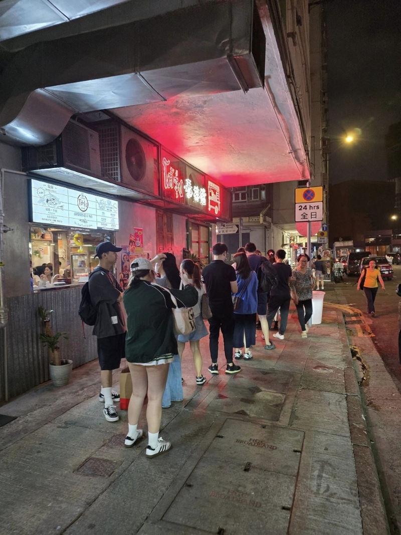 不少網民分享人龍照，形容“日又多人、夜又多人。”因餐廳不設訂位，更有食客要排足75分鐘才入座，人山人海的情況絕對是逆市奇觀。（圖片來源：全港店鋪消息(開張 執笠)新關注組