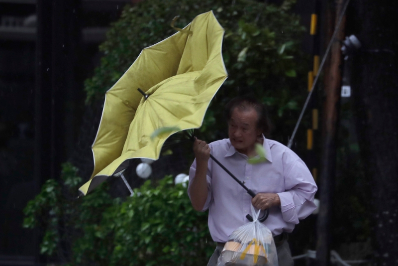 強臺“康妮”31日午后在臺東成功登陸，風強雨驟全臺有感。