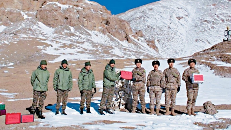 不久前，中印軍隊在邊境高海拔地區交換糖果。