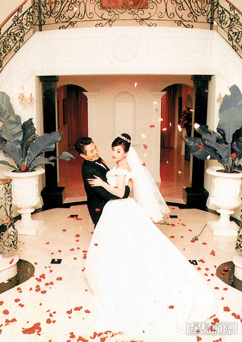 利智1999年與李連杰結婚，便淡出幕前。