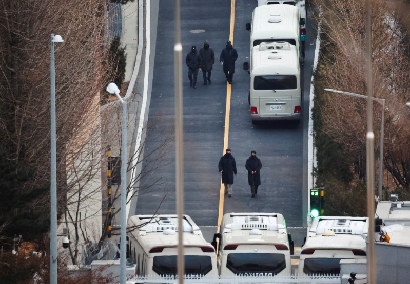 公調處呼吁總統官邸警衛處配合逮捕尹錫悅，圖為警衛處調派7輛大型巴士阻擋正門與后門。 路透社.jpg