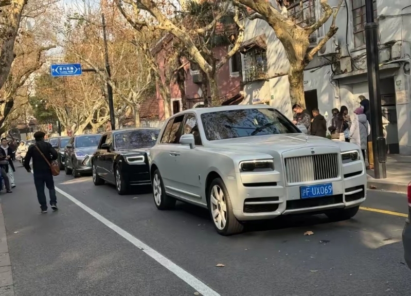 上海武康路近日出現(xiàn)江浙滬豪車團(tuán)，惹人注目。